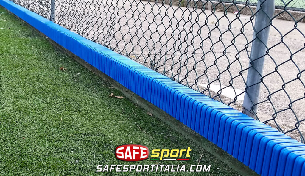 Campo sportivo con rivestimento di protezione gomma